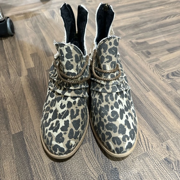 Booties NWOT - Picture 4 of 6